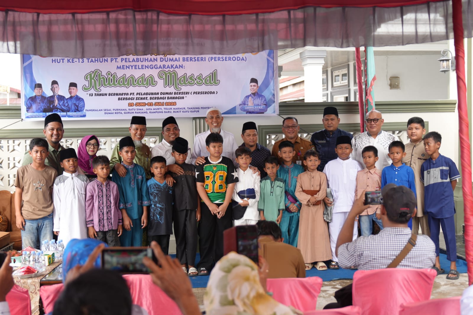 DIREKTUR UTAMA LUKMAN DI DAMPINGI WALI KOTA DUMAI RESMI MEMBUKA ACARA KHITANAN MASSAL SECARA GRATIS DI 12 KELURAHAN DALAM RANGKA HUT KE-13 PT PELABUHAN DUMAI BERSERI (PERSERODA)