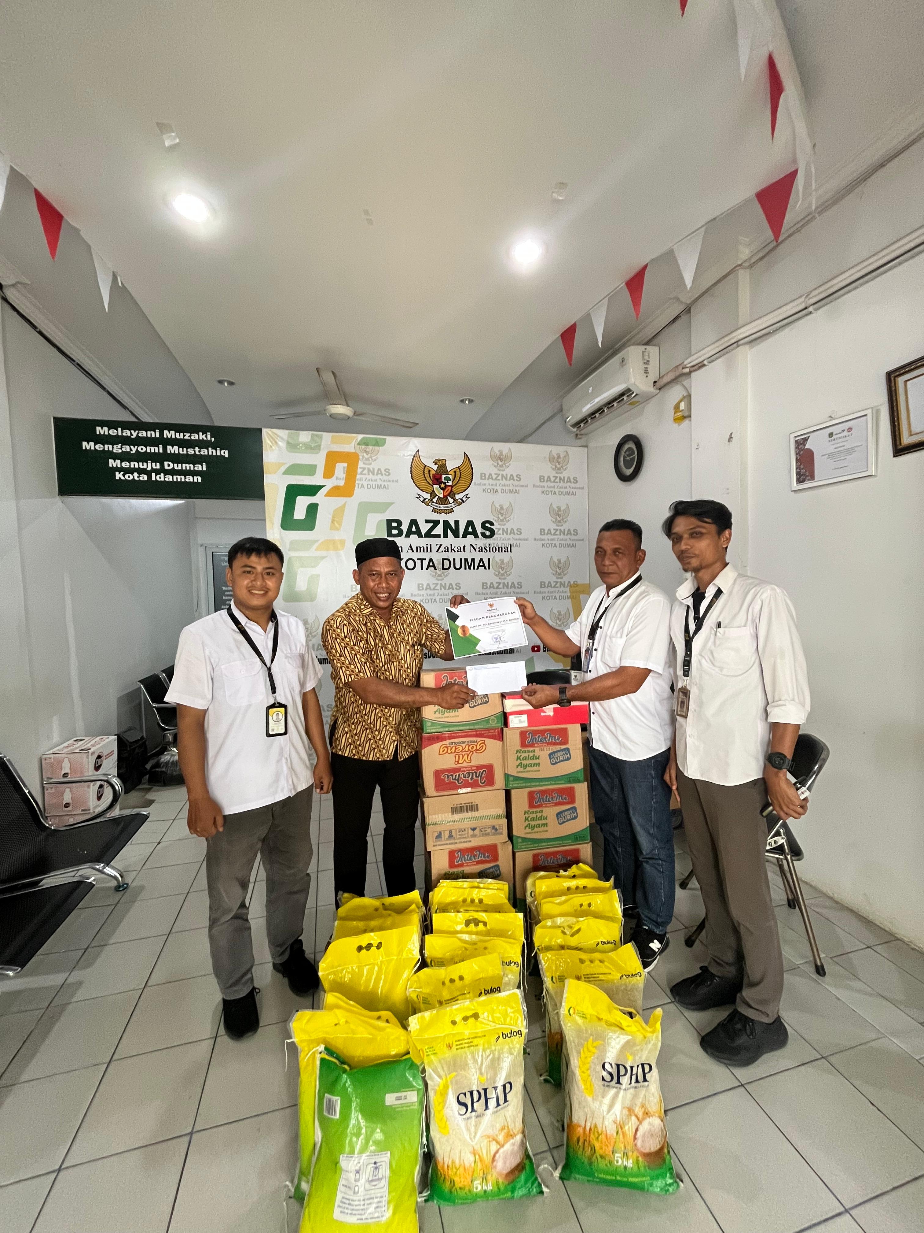 KARYAWAN PT PELABUHAN DUMAI BERSERI (PERSERODA) SALURKAN BANTUAN BAGI KORBAN BENCANA ALAM DI PULAU SUMATERA