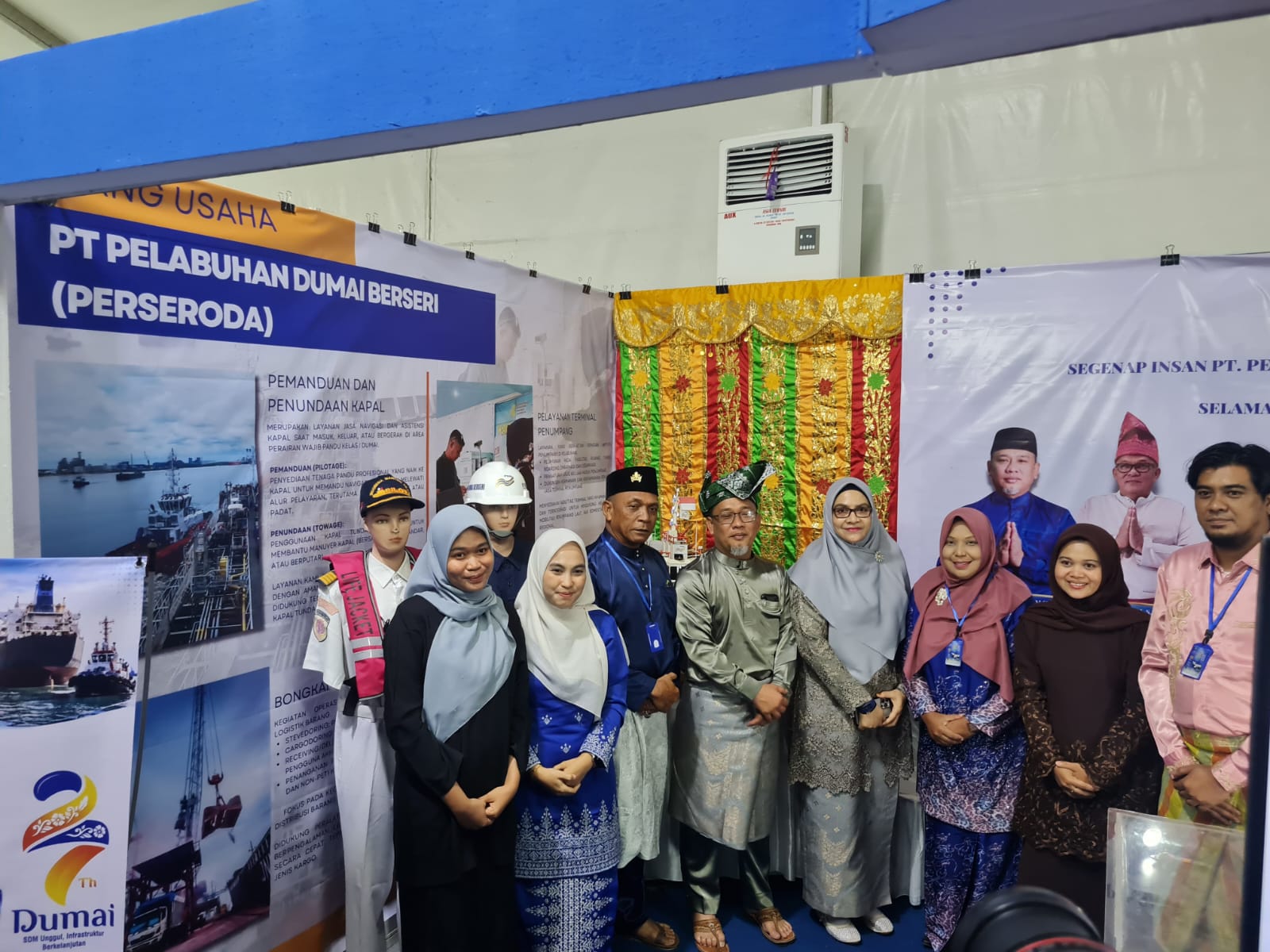 SEKDA KOTA DUMAI KUNJUNGI STAND PT. PELABUHAN DUMAI BERSERI (PERSERODA) DI MALAM PEMBUKAAN DUMAI EXPO