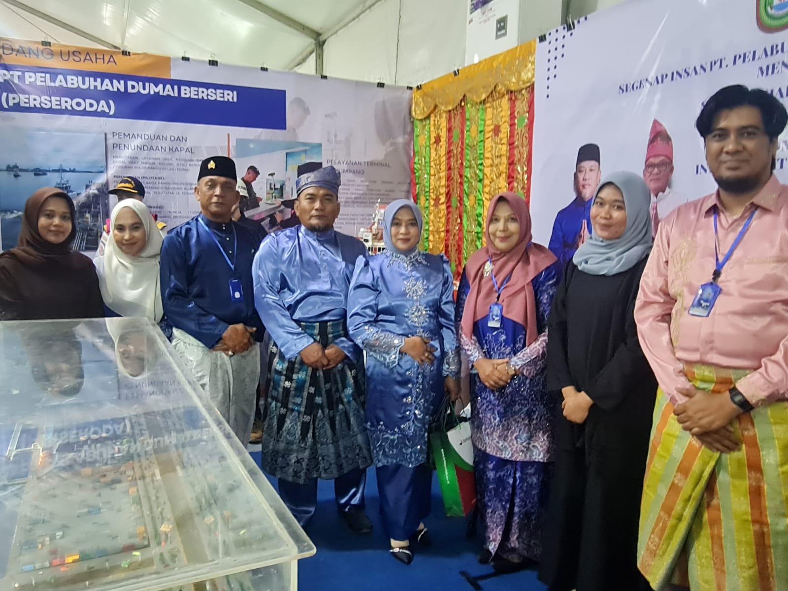 WAKIL WALI KOTA DUMAI SUGIYARTO, SE BERSAMA ISTERI KUNJUNGI STAND PT. PELABUHAN DUMAI BERSERI (PERSERODA) USAI MEMBUKA DUMAI EXPO SECARA RESMI