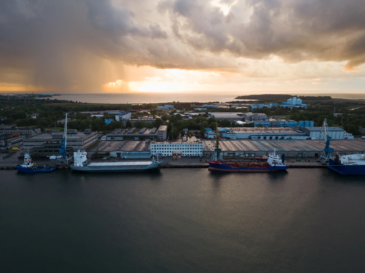 PELAYANAN JASA DERMAGA UNTUK PELAKSANAAN KEGIATAN BONGKAR MUAT BARANG DAN PETI KEMAS