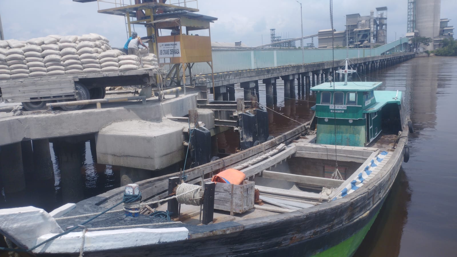 PELAYANAN JASA BONGKAR MUAT BARANG