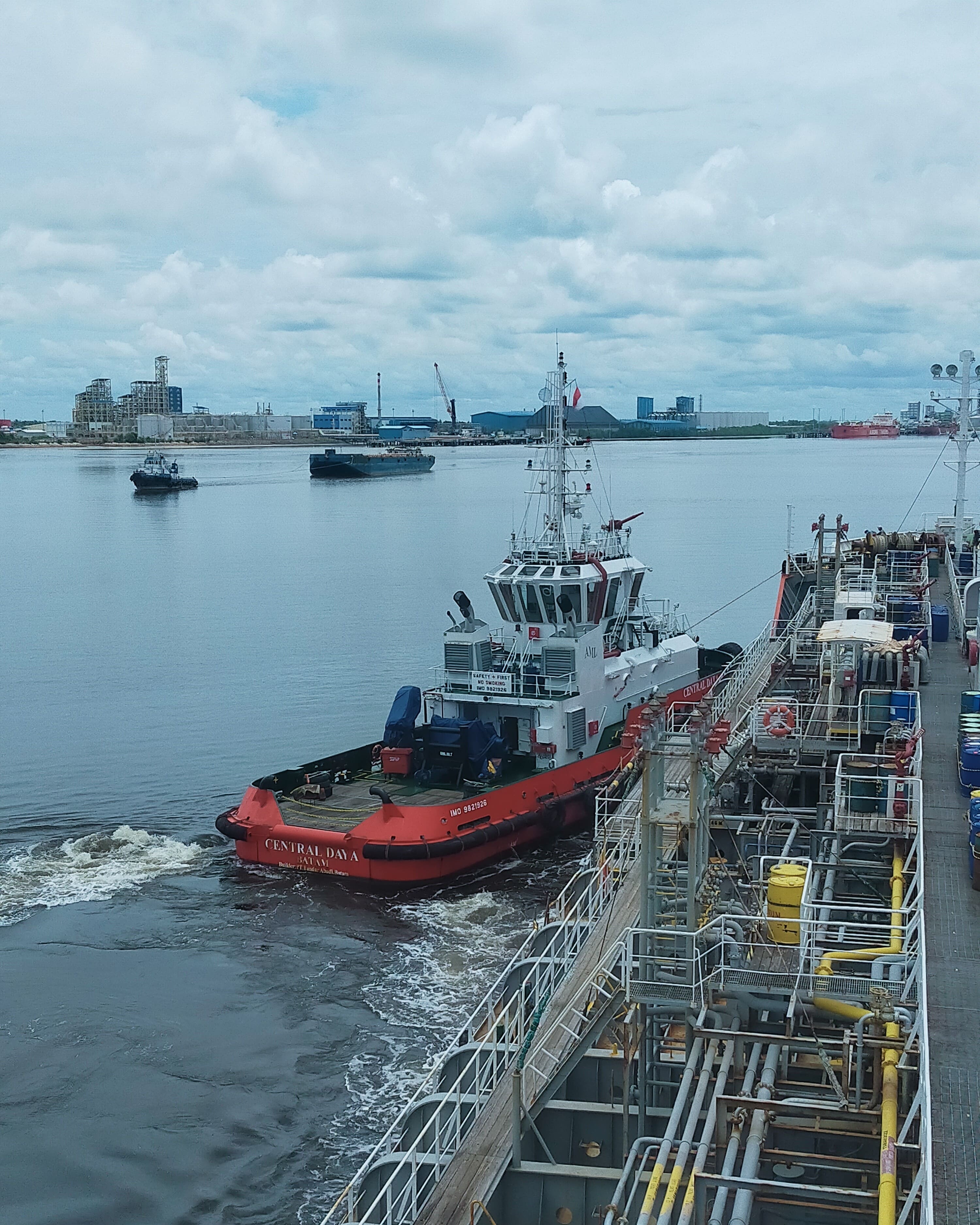 PELAYANAN JASA PEMANDUAN DAN PENUNDAAN KAPAL